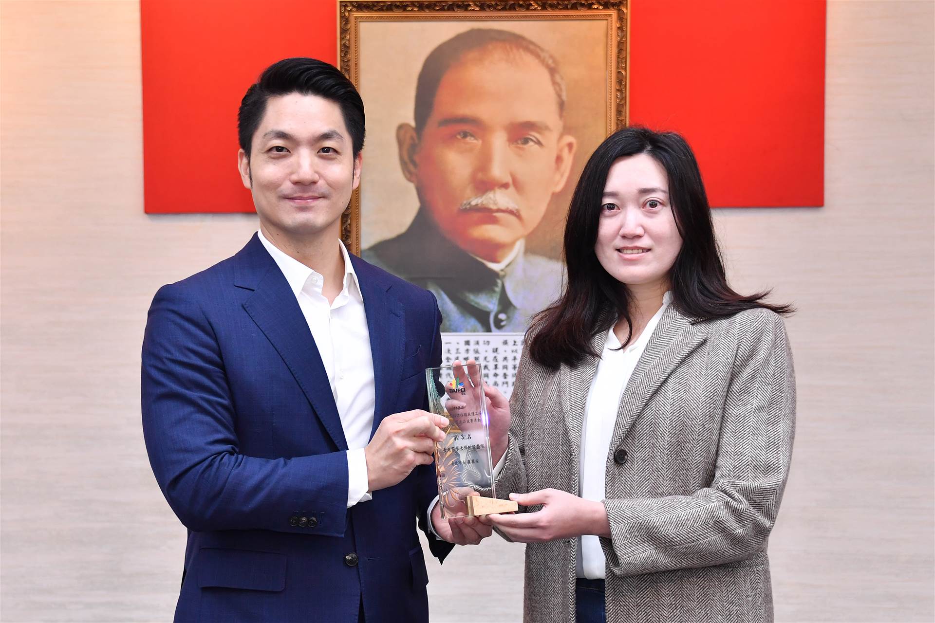 蔣萬安與臺北醫學大學附設醫院代表人合照