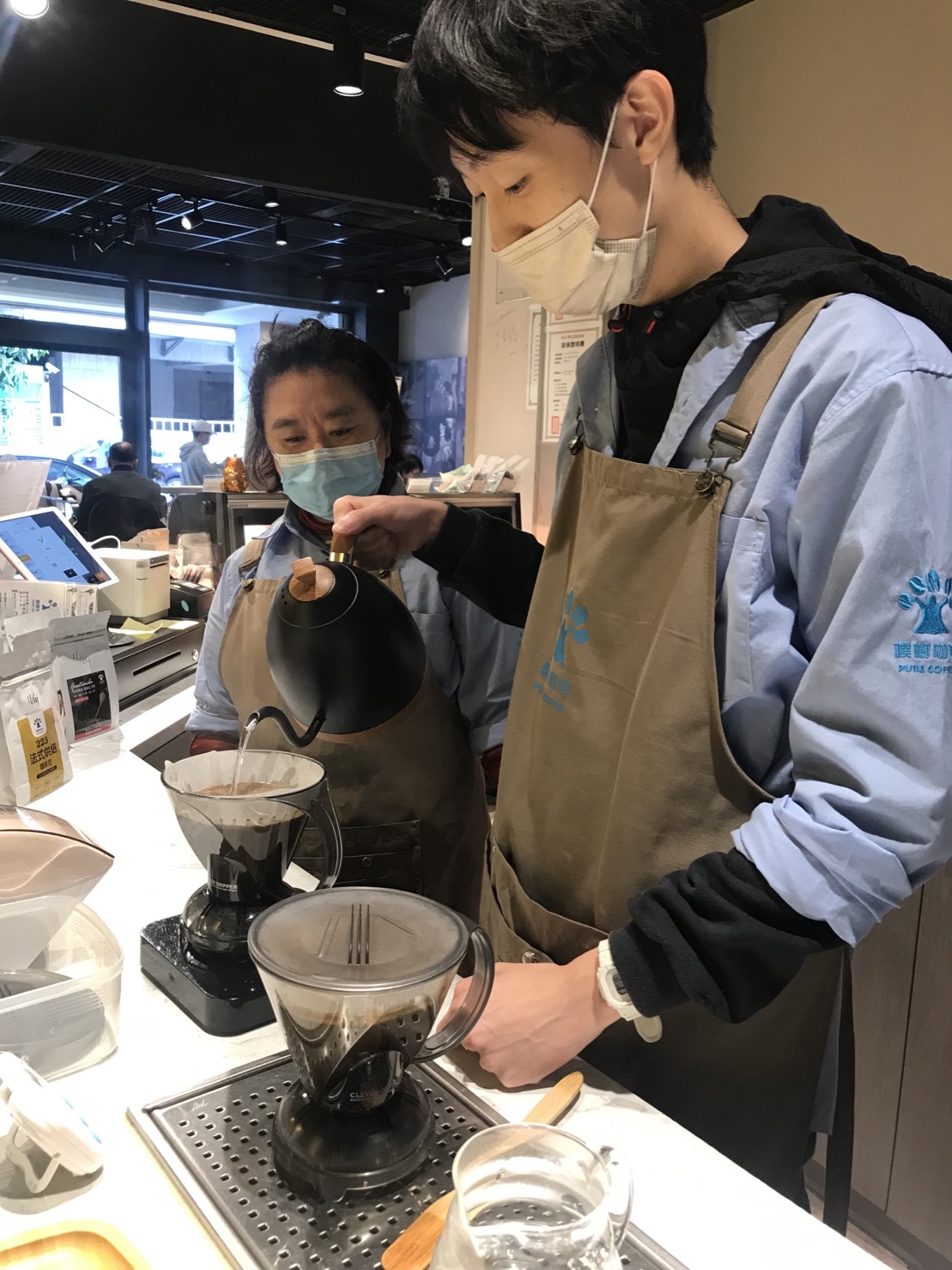 圖1、員工認真煮手沖咖啡,用心給每一位顧客好咖啡 圖1、員工認真煮手沖咖啡,用心給每一位顧客好咖啡