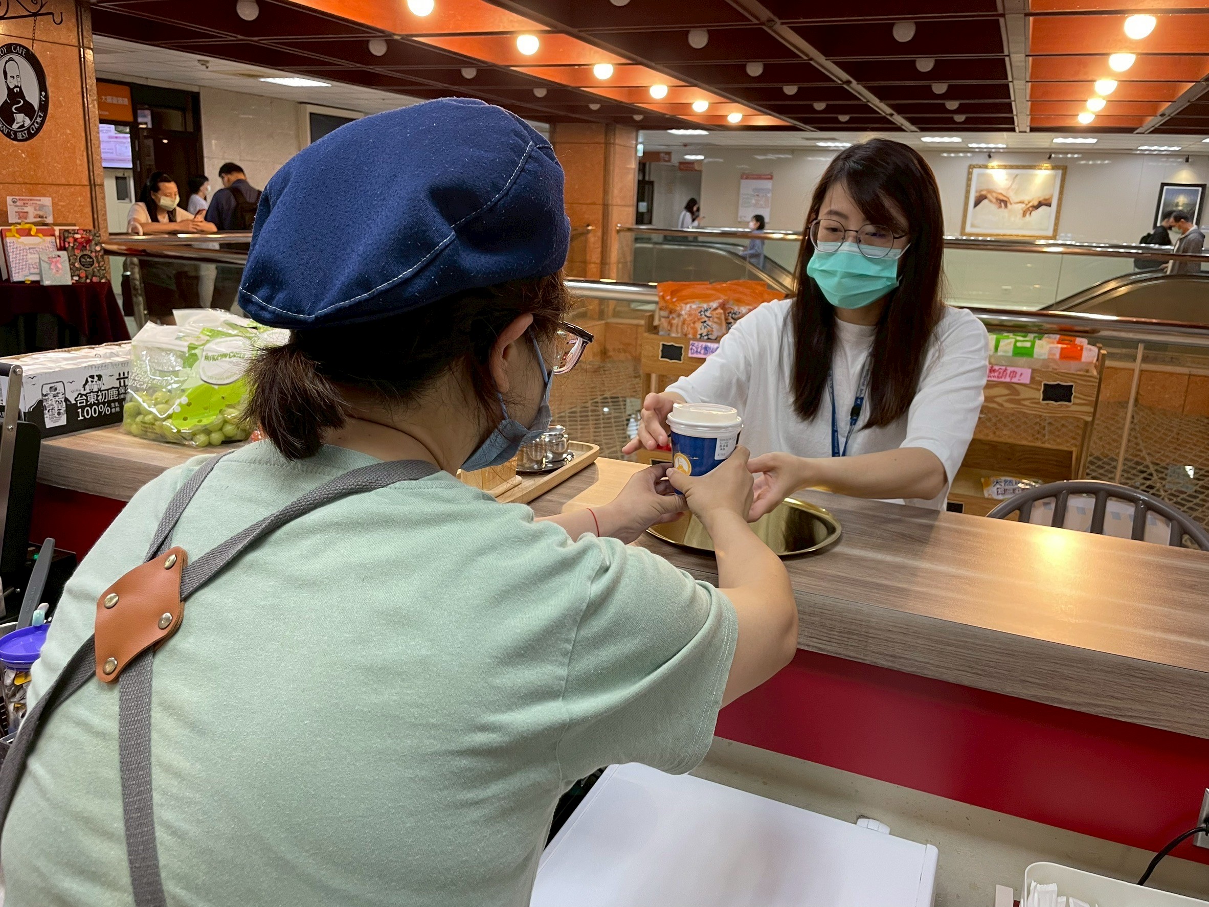 圖2.餐點完成後,親手交給顧客,能聽見一句「謝謝」,對員工來說都是鼓勵!