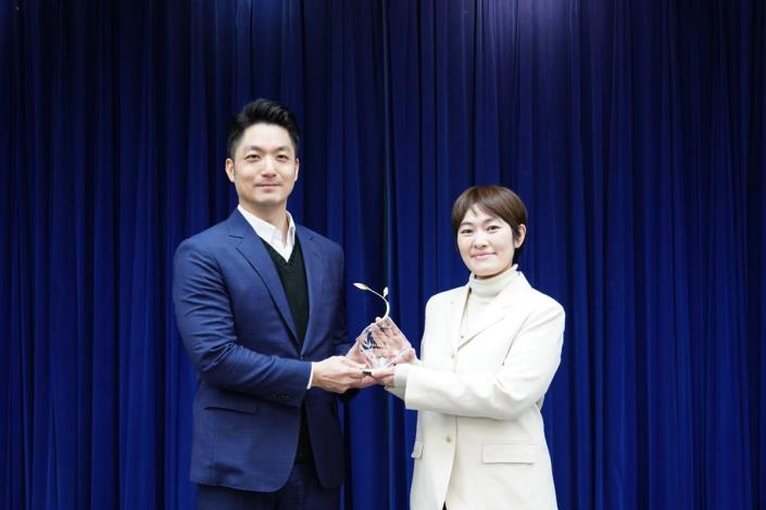 市長蔣萬安與安麗日用品股份有限公司代表人合照