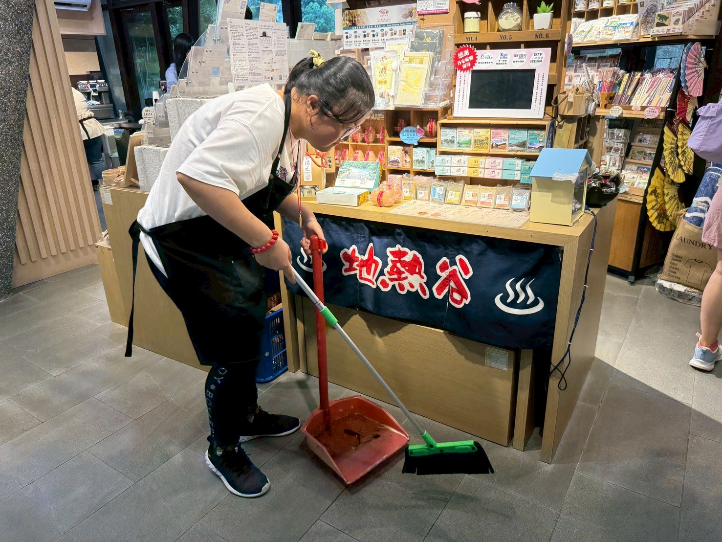 圖四、地熱谷小舖的庇護夥伴,每天都掃地,維持店內環境整潔。