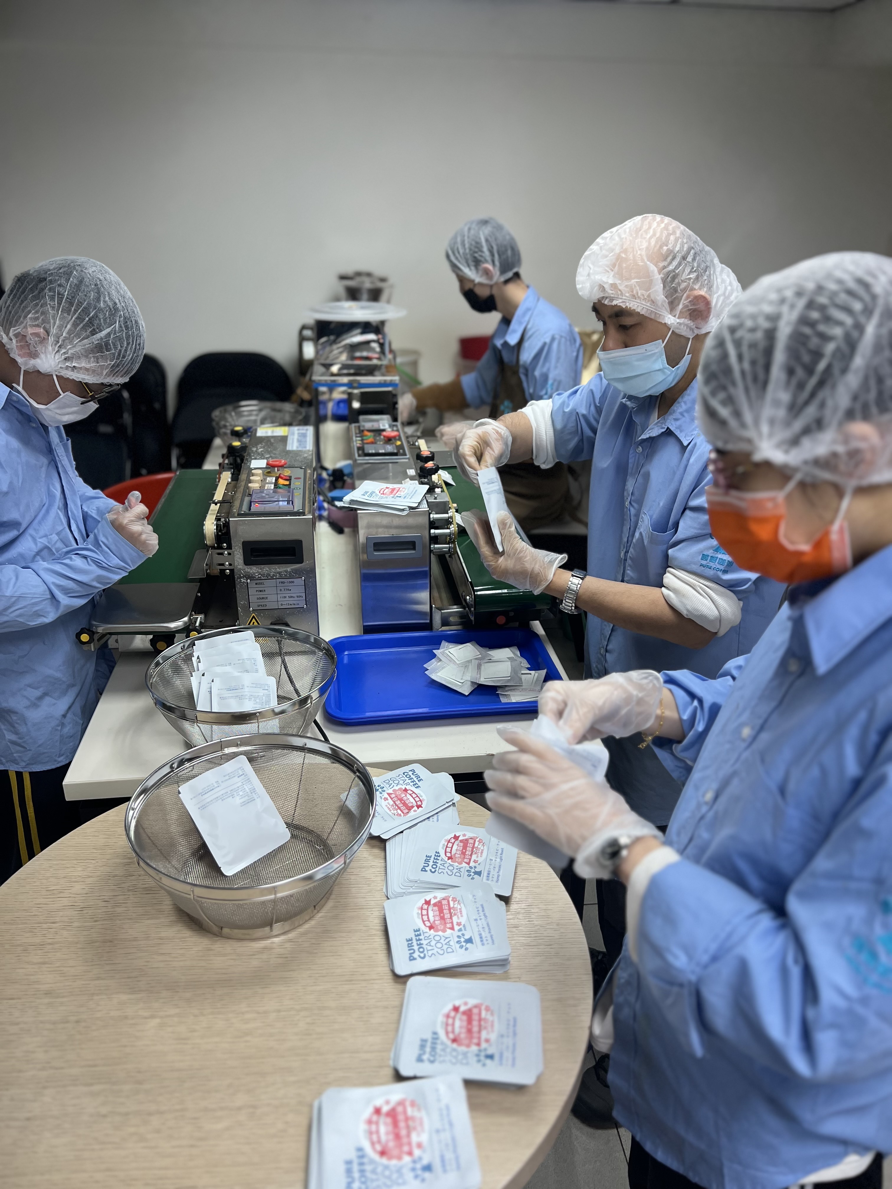圖3、員工仔細替每一個咖啡包貼上標籤,神情認真專注