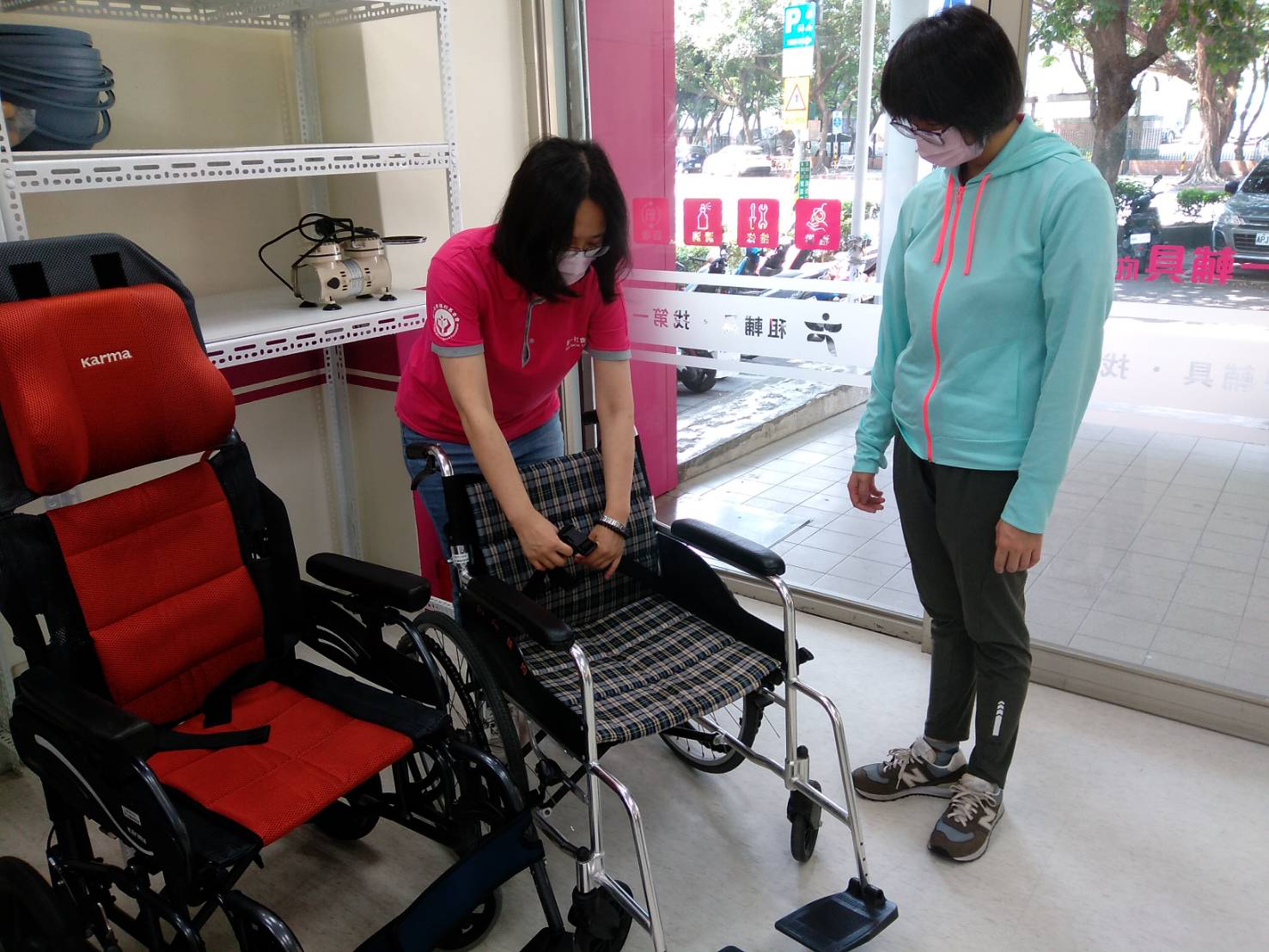員工細心和顧客介紹輔具,教導使用方法