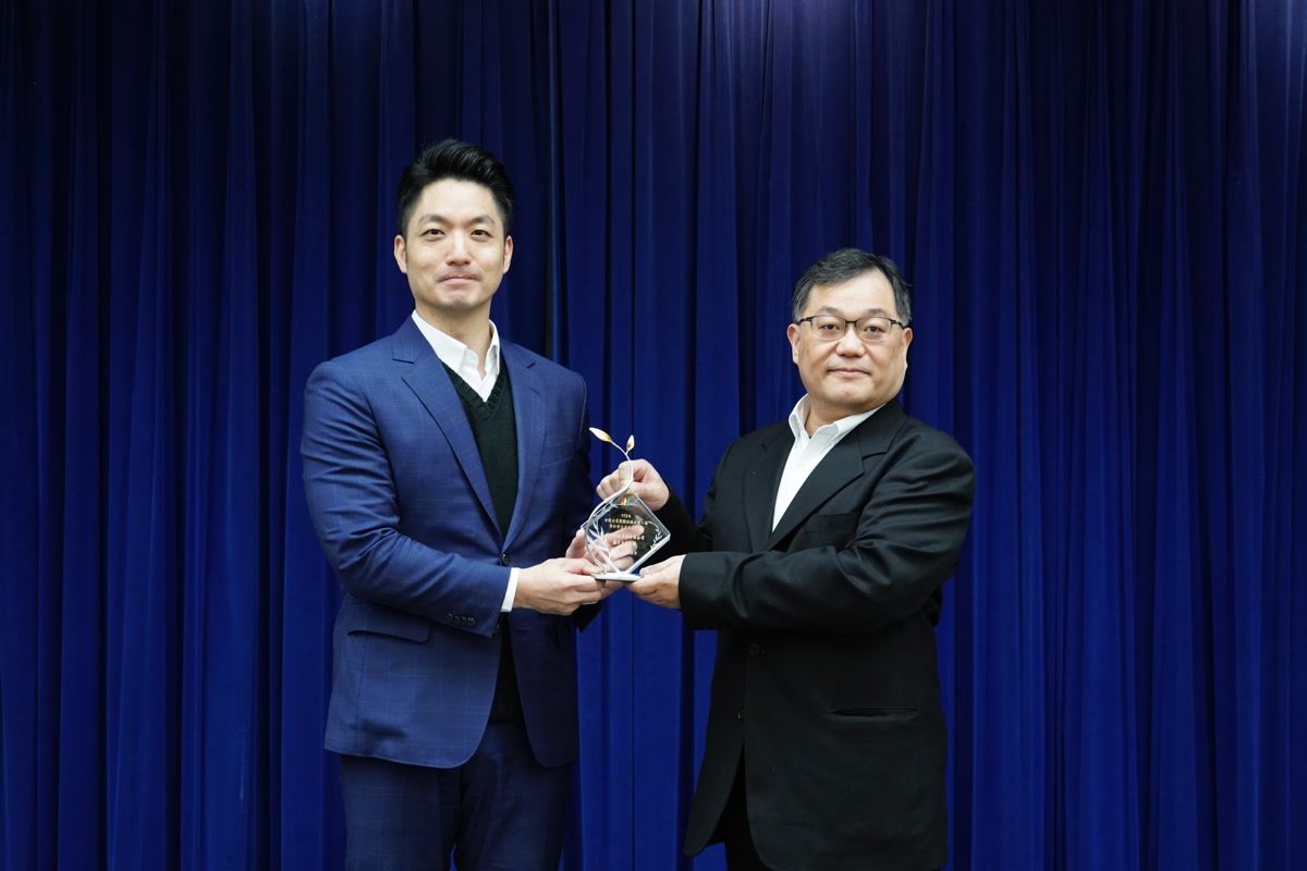市長蔣萬安與關貿網路股份有限公司代表人合照